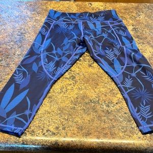 Zyia Floral crops size 8-10